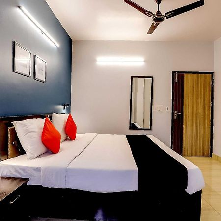 Collection O 71756 Hotel Silver Arrow Near Pacific Mall Tagore Garden Дели Экстерьер фото